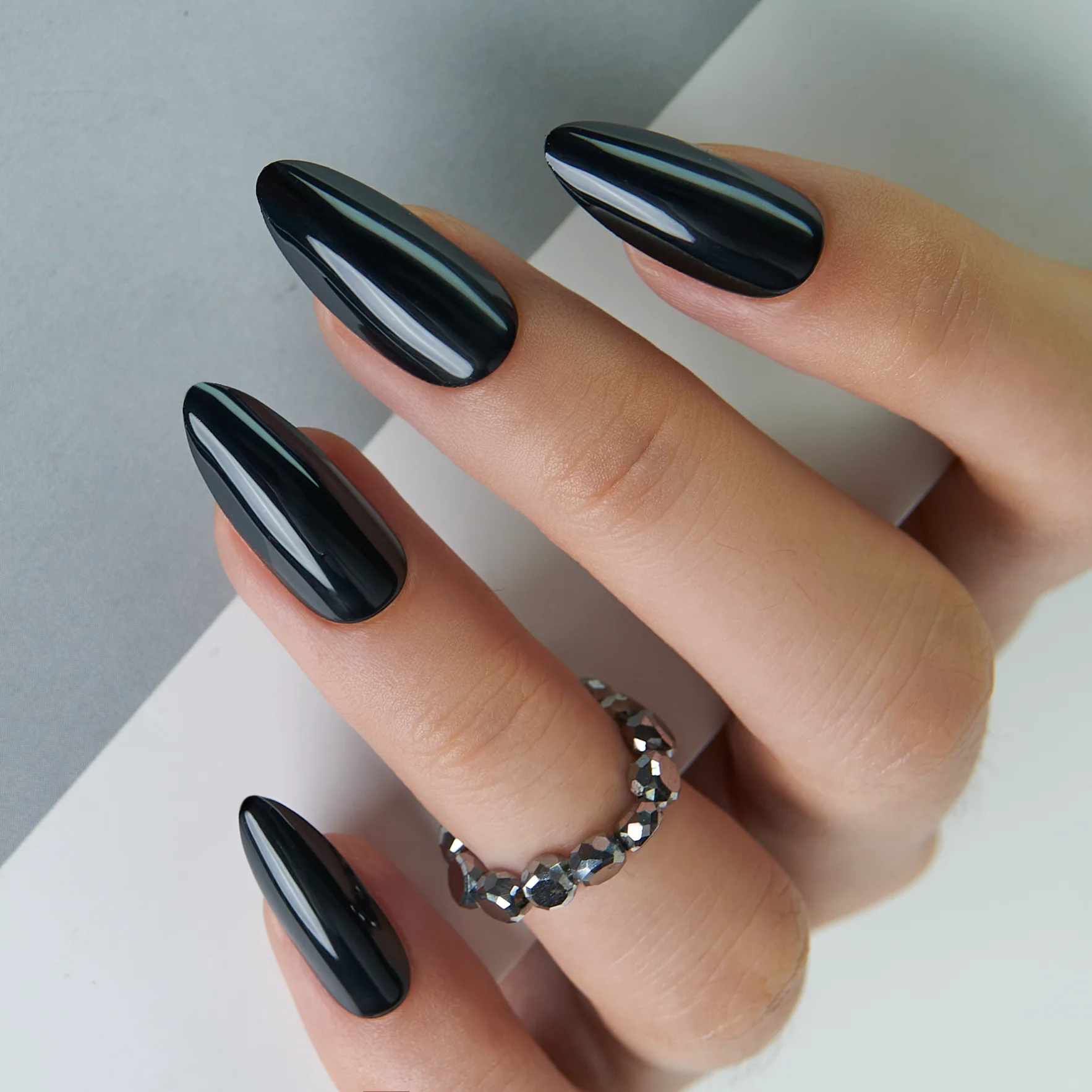Shadow Kiss Glow – L Stiletto - Image 4