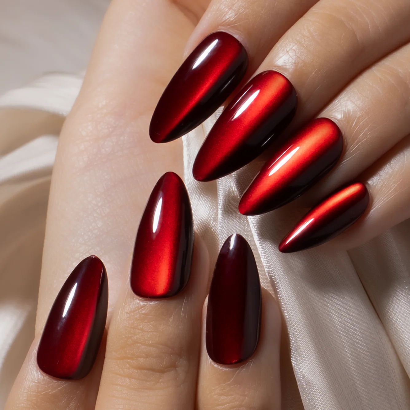 Ruby Cat Glow – L Almond